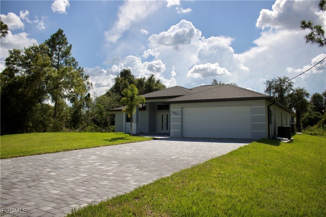Property Photo: 1621 Lincoln Avenue FL 33972
