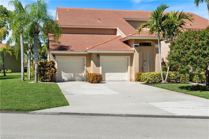 Property Photo:  6910 Huntington Lakes Cir 101  FL 34119 