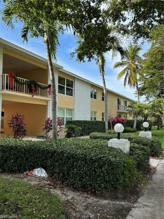Property Photo: 546 Broad Ave S 546 FL 34102