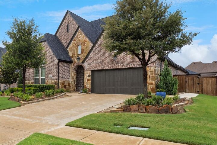 Property Photo: 1032 W Bluff Way TX 76262