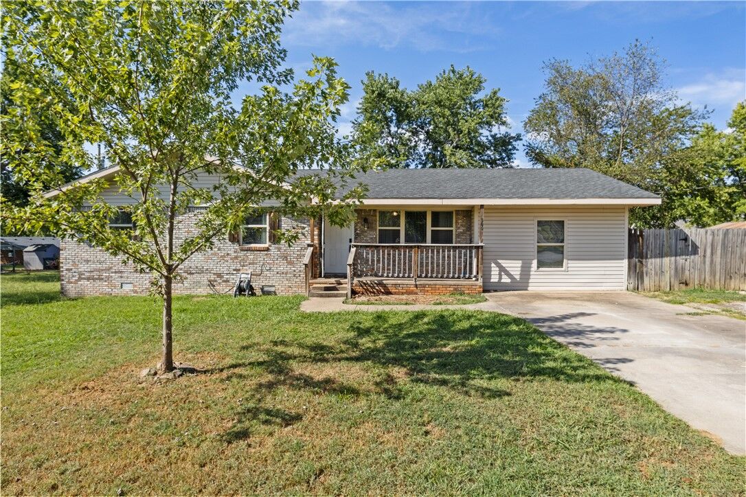 Property Photo:  300 Huntington Street  AR 72736 