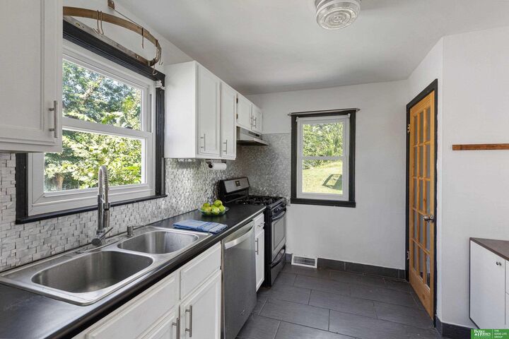 Property Photo: 4328 Larimore Avenue NE 68111