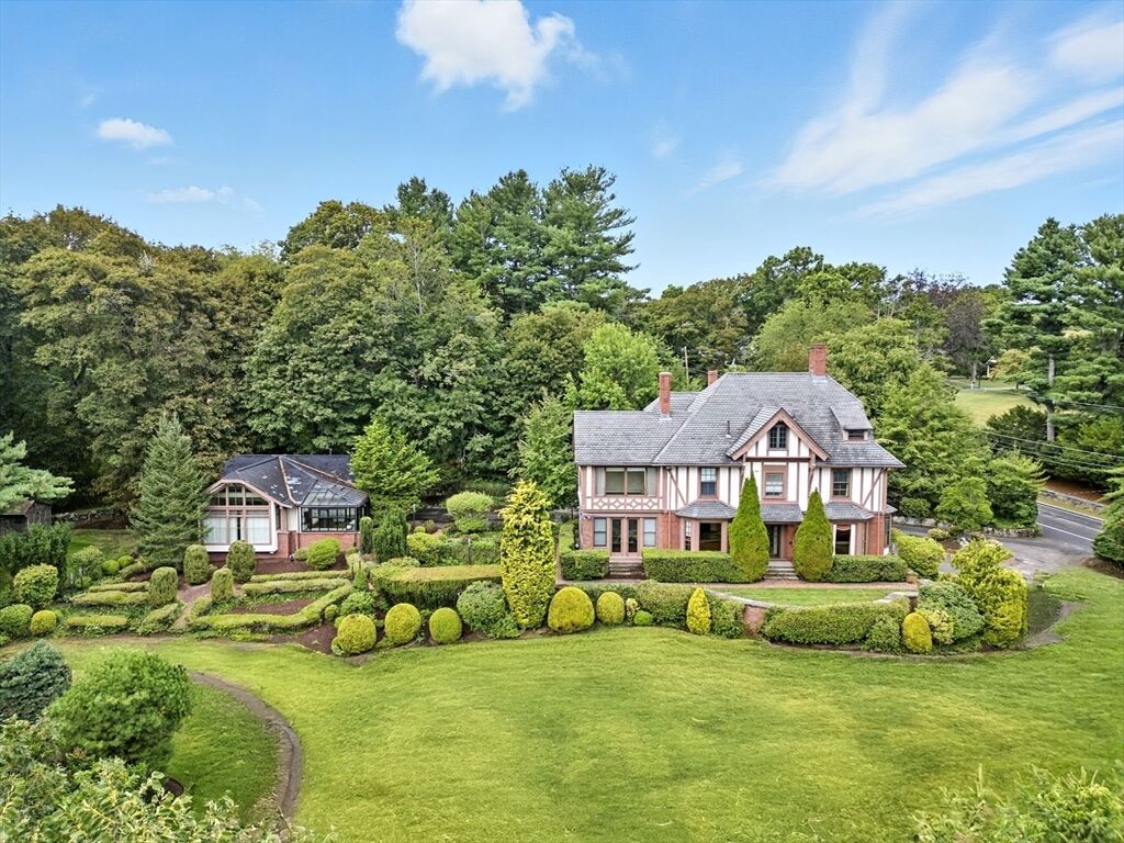 Property Photo:  560 Concord Avenue  MA 02478 