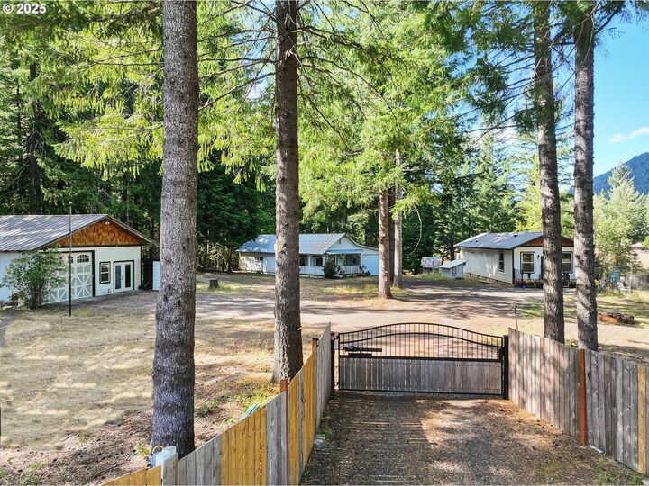 Property Photo: 11 Edgewater Dr WA 98610