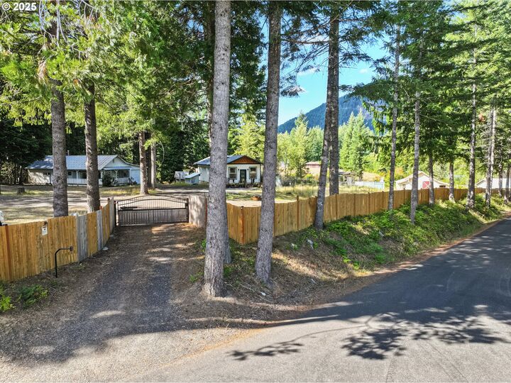 Property Photo:  11 Edgewater Dr  WA 98610 
