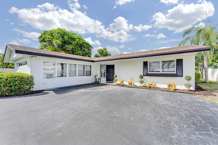 Property Photo:  625 Linnet Circle  FL 33444