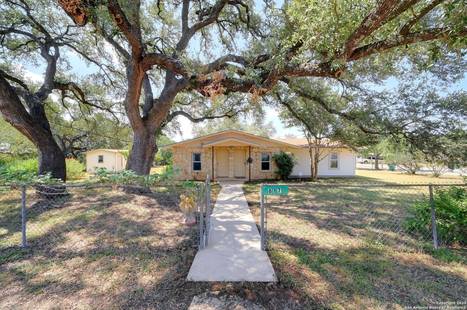 Property Photo:  817 (NW 1/4) 9th Street  TX 78606 