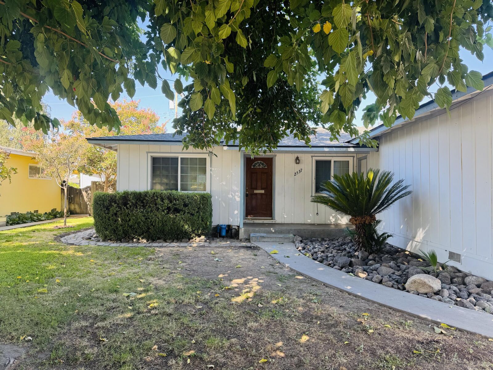 Property Photo:  2537 S Encina Street  CA 93277 