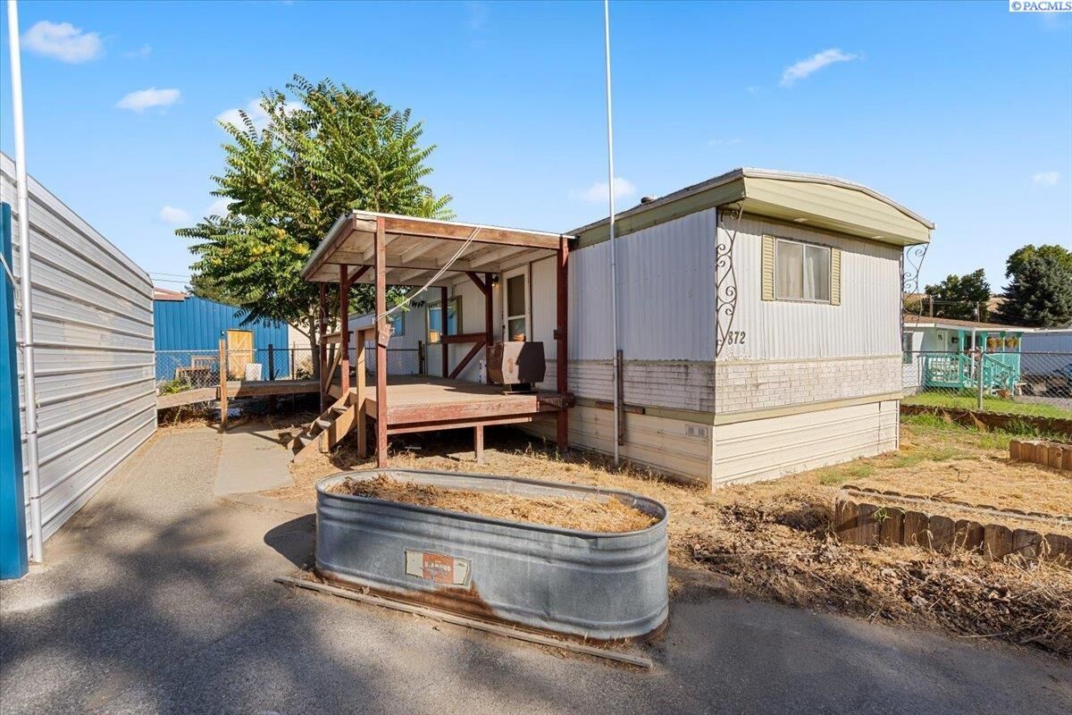 Property Photo: 872 N 60th Ave WA 99353-9735