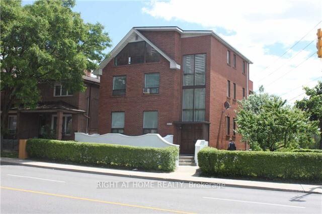 Property Photo: 2123 Lawrence Avenue W #4 ON M9M 1H7