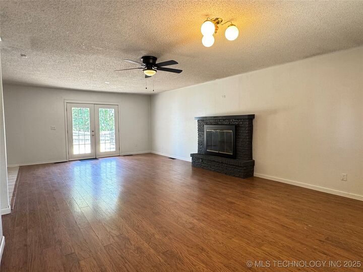 Property Photo: 600 N Bristow Avenue OK 74030