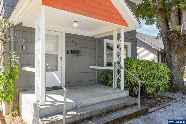 Property Photo: 820 SW C Av OR 97333