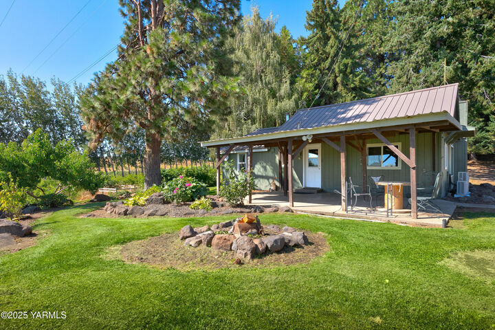 Property Photo: 1013 Potter Rd WA 98947