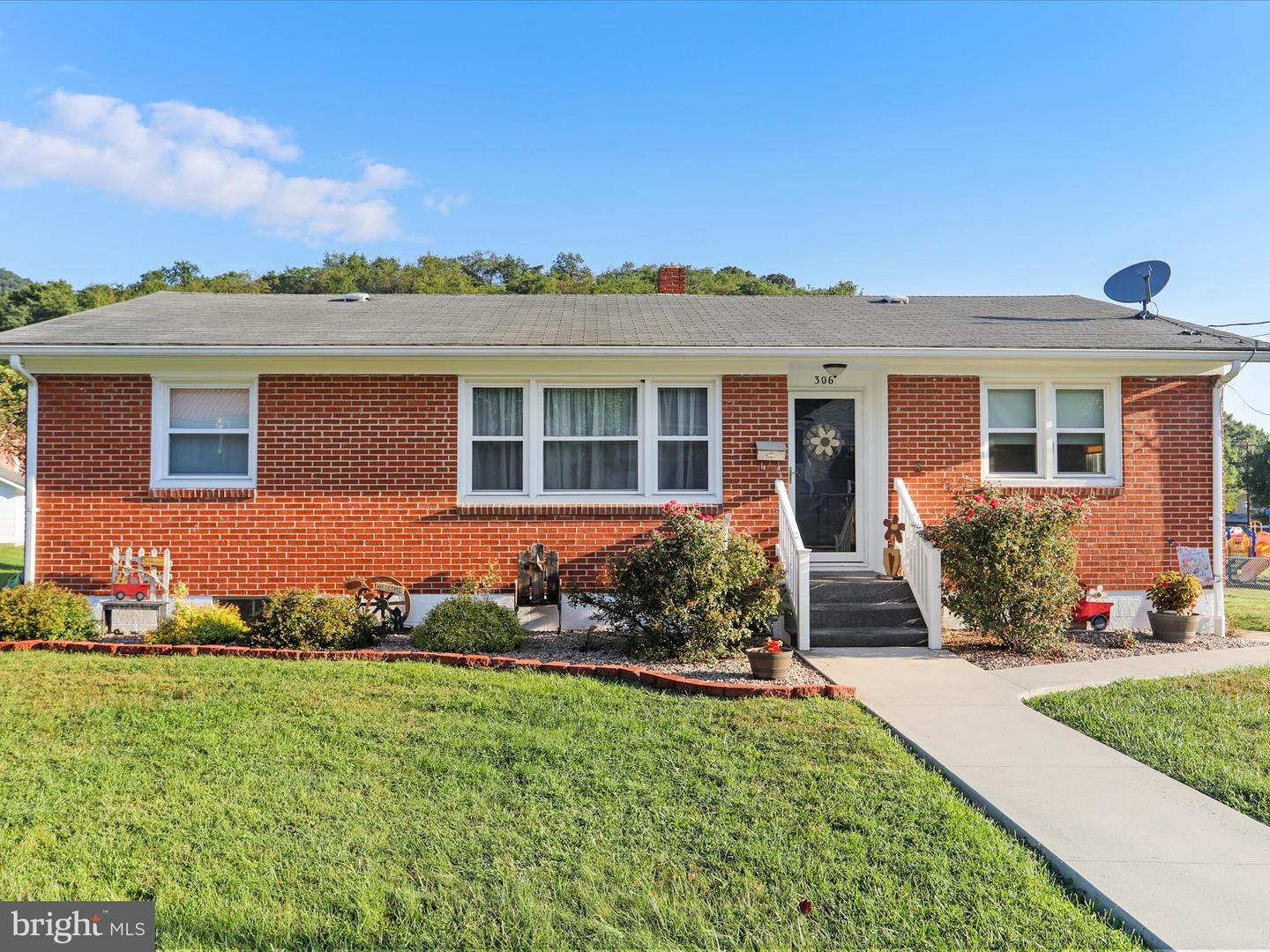 Property Photo:  306 S E Street  WV 26726 