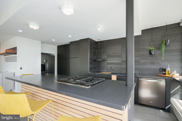 Property Photo: 220 Locust Street 2D PA 19106