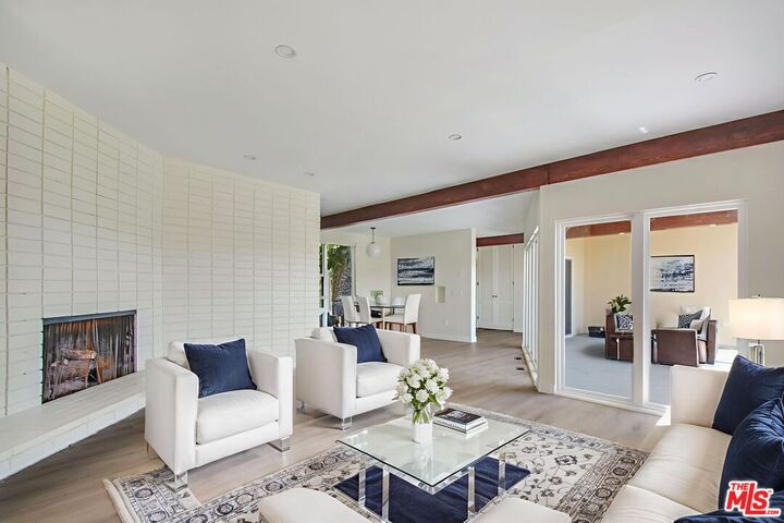 Property Photo:  2121 Stradella Rd  CA 90077 