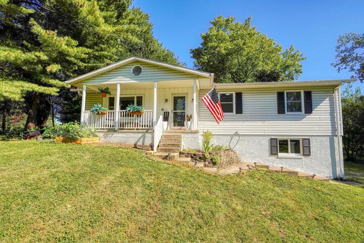 Property Photo: 2212 Rainbow NE Drive OH 43130