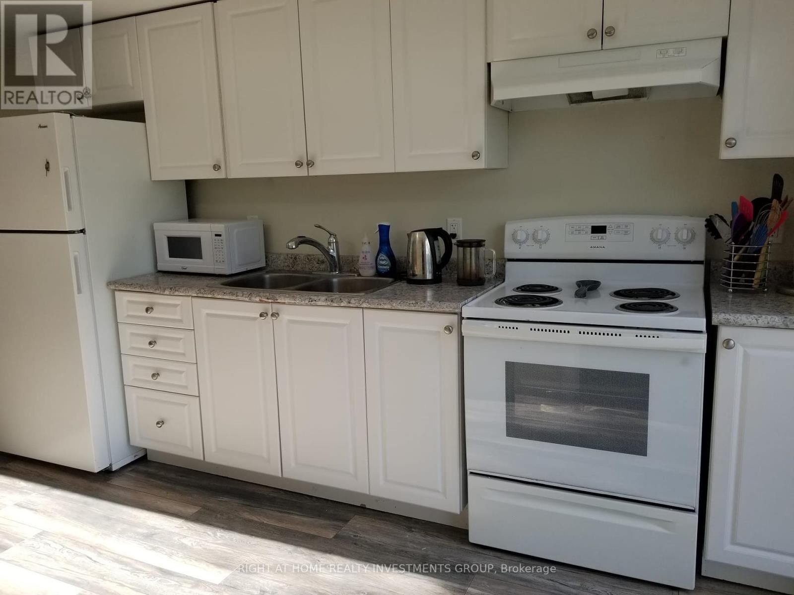 Property Photo: 15B Cundles Road East ON L4M 5L1