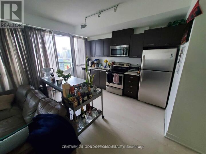 Property Photo:  20 Bruyeres Mews 2201  ON M5V 0G8 