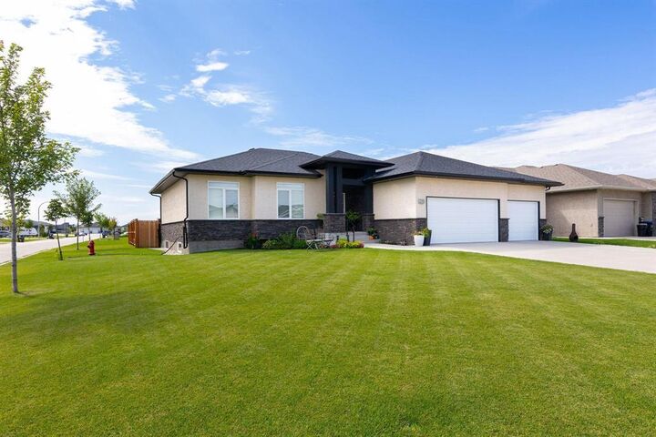 Property Photo:  230 Chrysler Gate  MB R5G 0Z8 