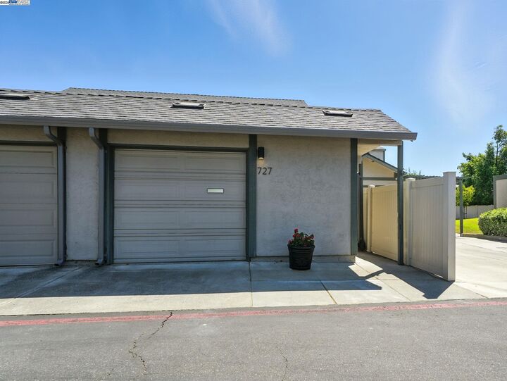 Property Photo: 727 Sandpiper Cmn CA 94551