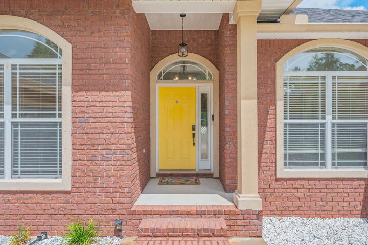 Property Photo: 618 Territory Lane FL 32536