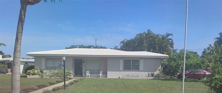 Property Photo: 1300 SE 7th Ct FL 33441