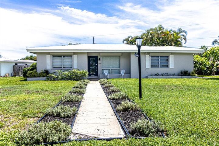 Property Photo: 1300 SE 7th Ct FL 33441
