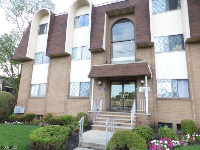 Property Photo: 1150 W St George Ave, A15 NJ 07036