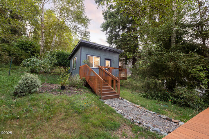 Property Photo: 1915 NE 15th Street OR 97367
