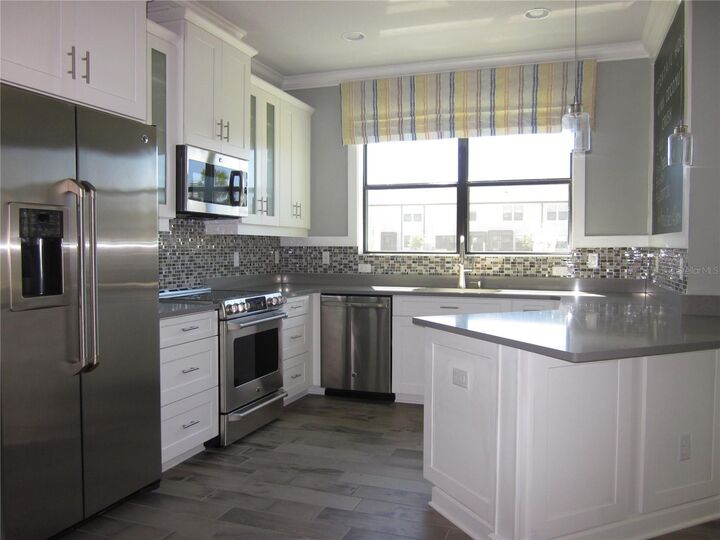 Property Photo: 9109 Fox Sparrow Road FL 33626