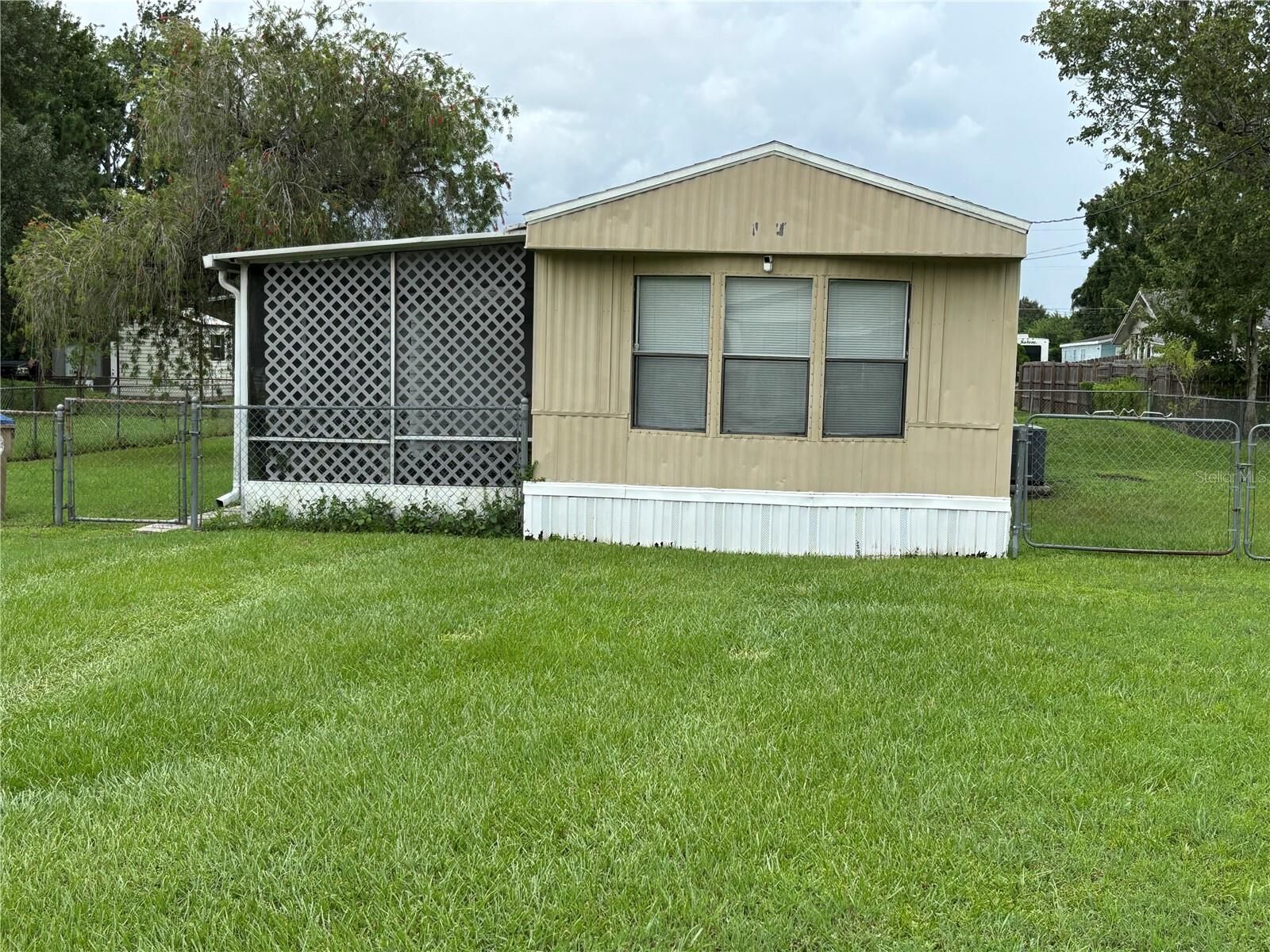 Property Photo: 600 W Tropicana Court FL 34741