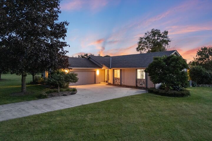 Property Photo: 2065 Parkwood Ct WI 53024