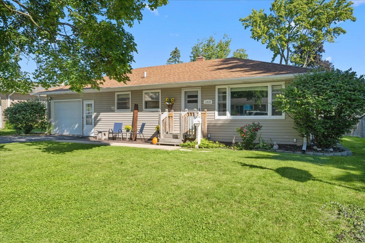 Property Photo:  1010 Walnut Street  IL 60174 