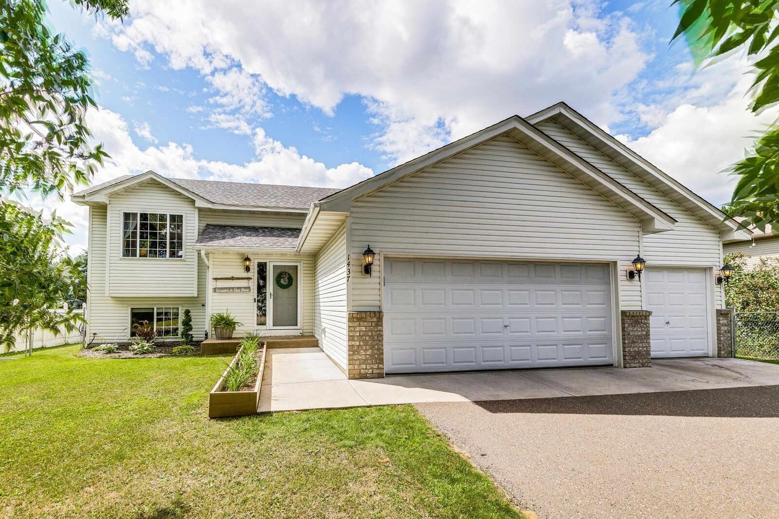 Property Photo: 1437 Taft Street S MN 55008