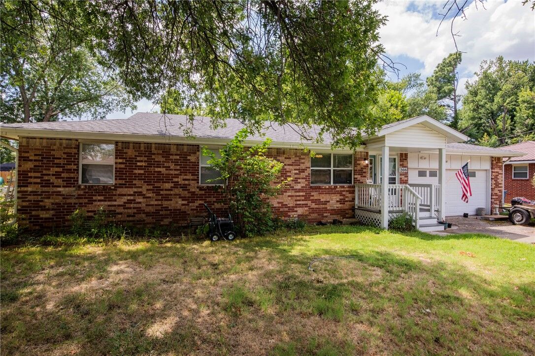 Property Photo: 208 SE 13th Street AR 72712