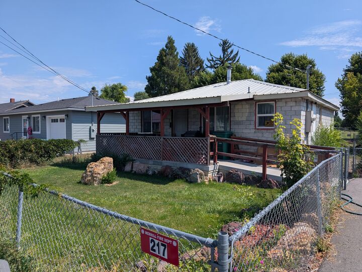 Property Photo: 217 N Washington Street OR 97633