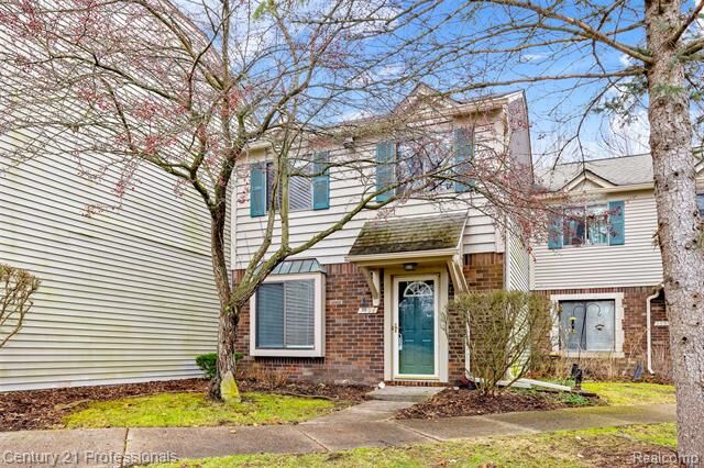 Property Photo:  1594 Streamwood Court Court 2  MI 48309