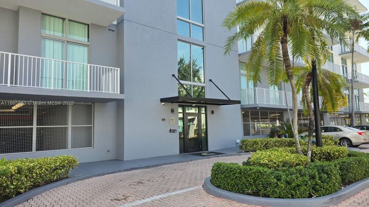 Property Photo: 2100 Van Buren St 205 FL 33020