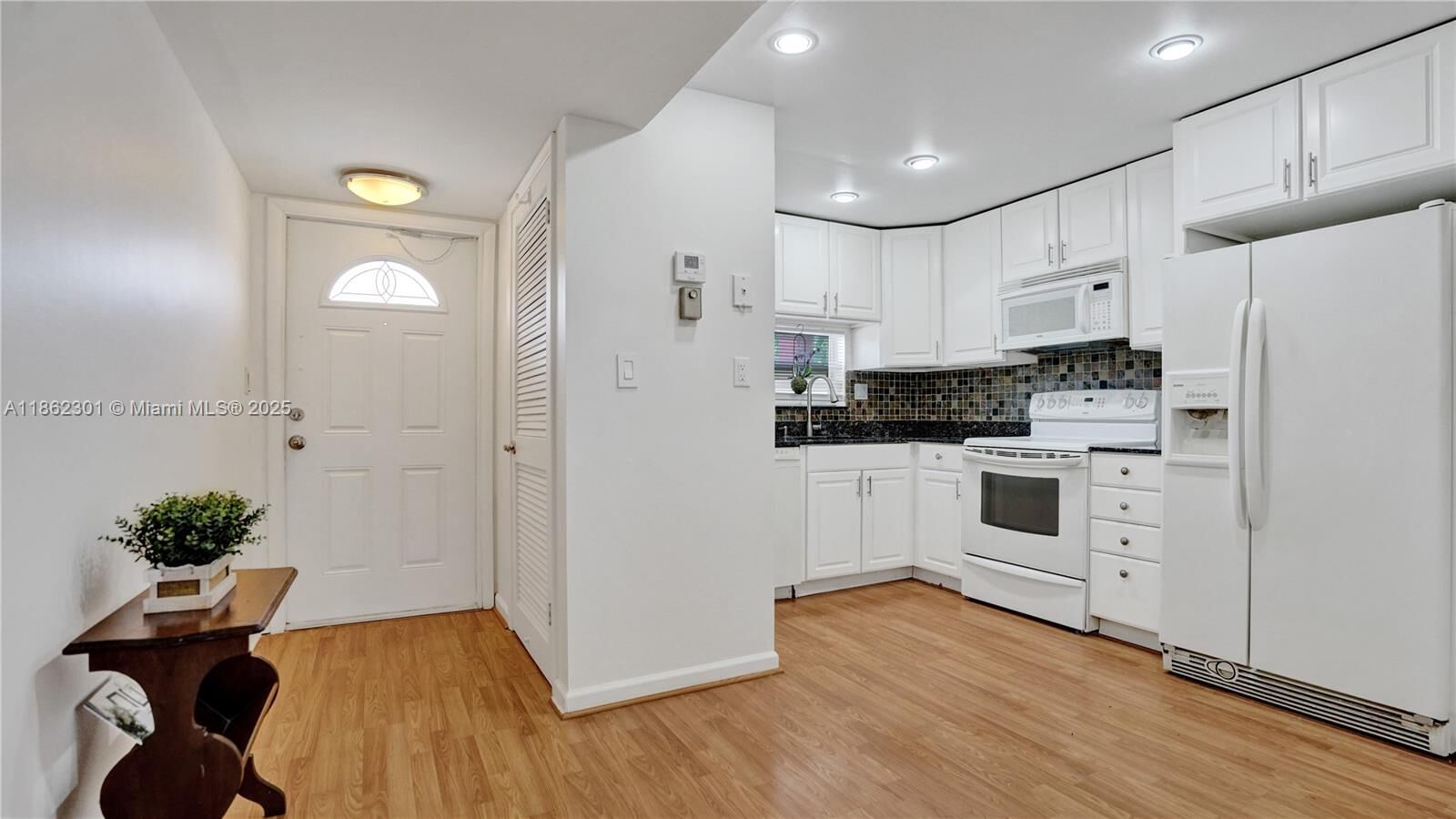 Property Photo: 681 S Hollybrook Dr 203 FL 33025