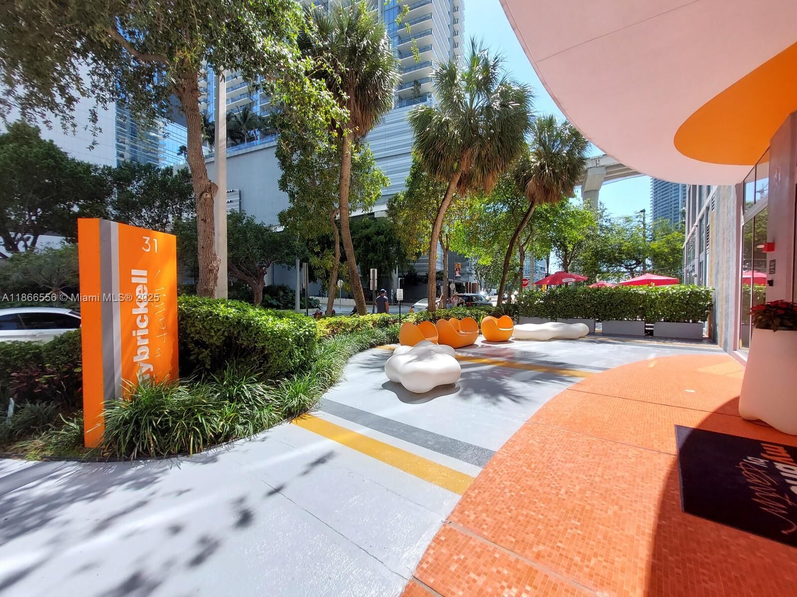 Property Photo: 31 SE 6th St 1405 FL 33131