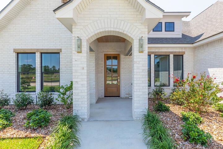 Property Photo: 203 Canary Palm TX 77657