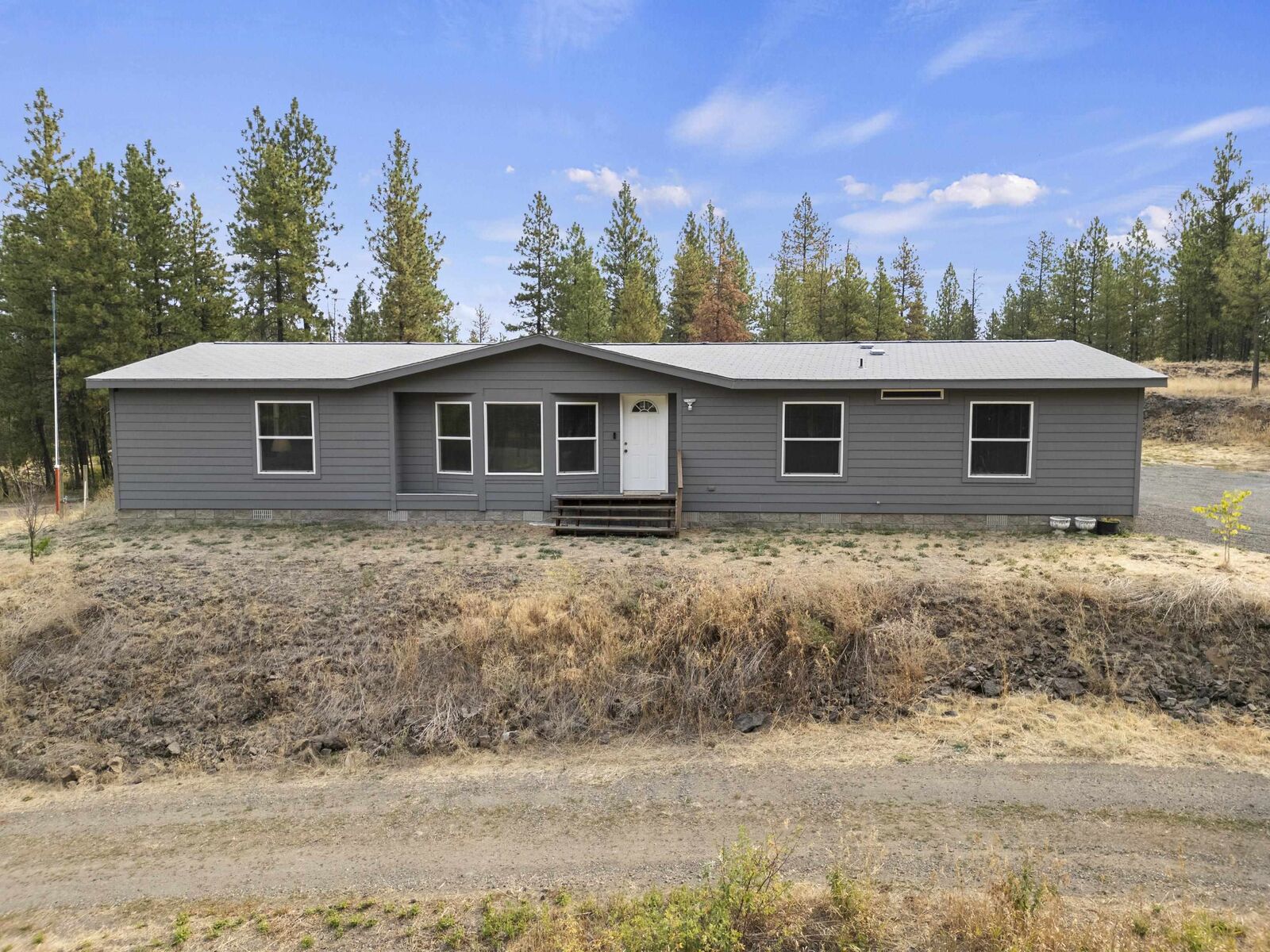 Property Photo: 10812 N Arabian Ln WA 99224