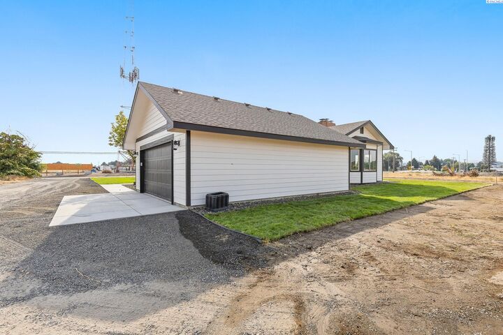 Property Photo:  1606 Road 68  WA 99301 
