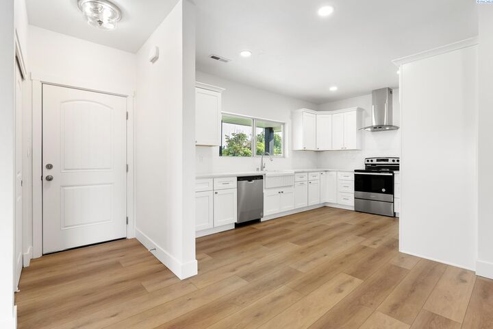 Property Photo:  1606 Road 68  WA 99301 