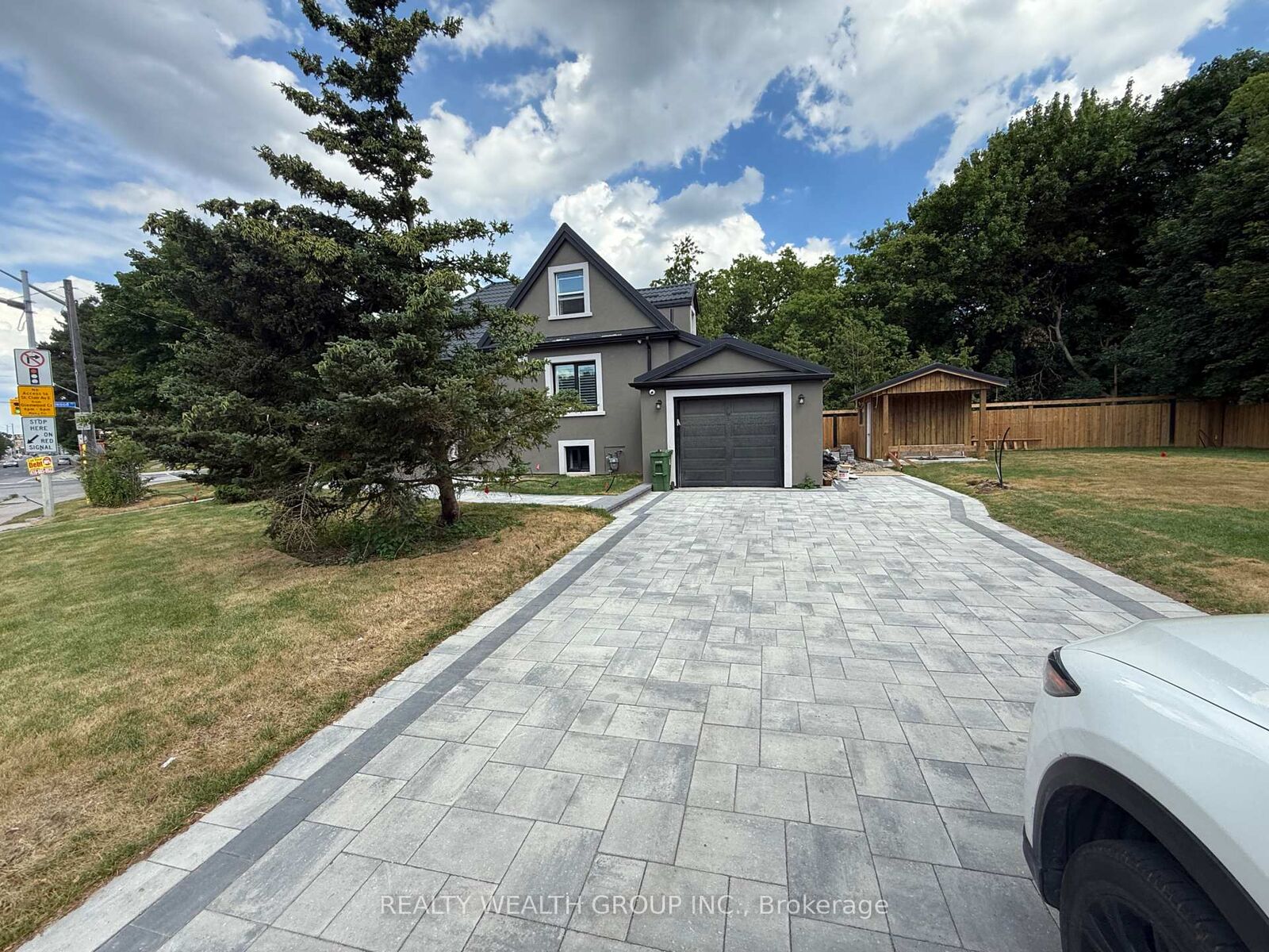 Photo de la propriété: 761 O Connor Drive ON M4B 2S3