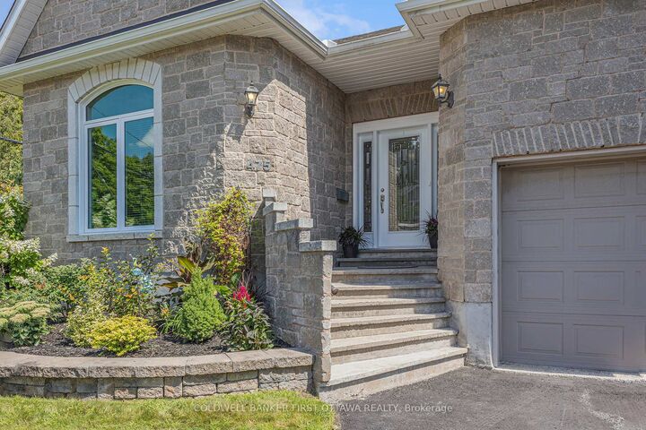 Photo de la propriété: 475 Moffatt Street ON K7C 4V8