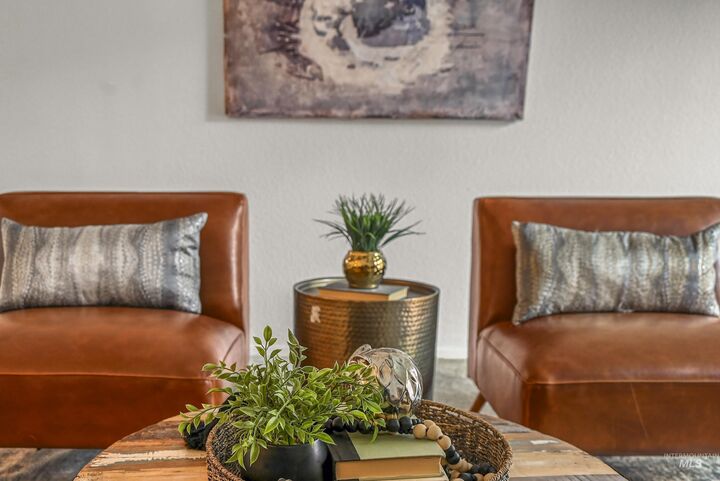 Property Photo: 835 N Camelot Dr ID 83704-8602