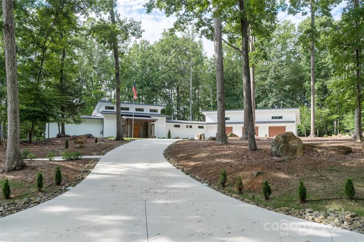 Property Photo: 2725 Monarch Drive NC 28214