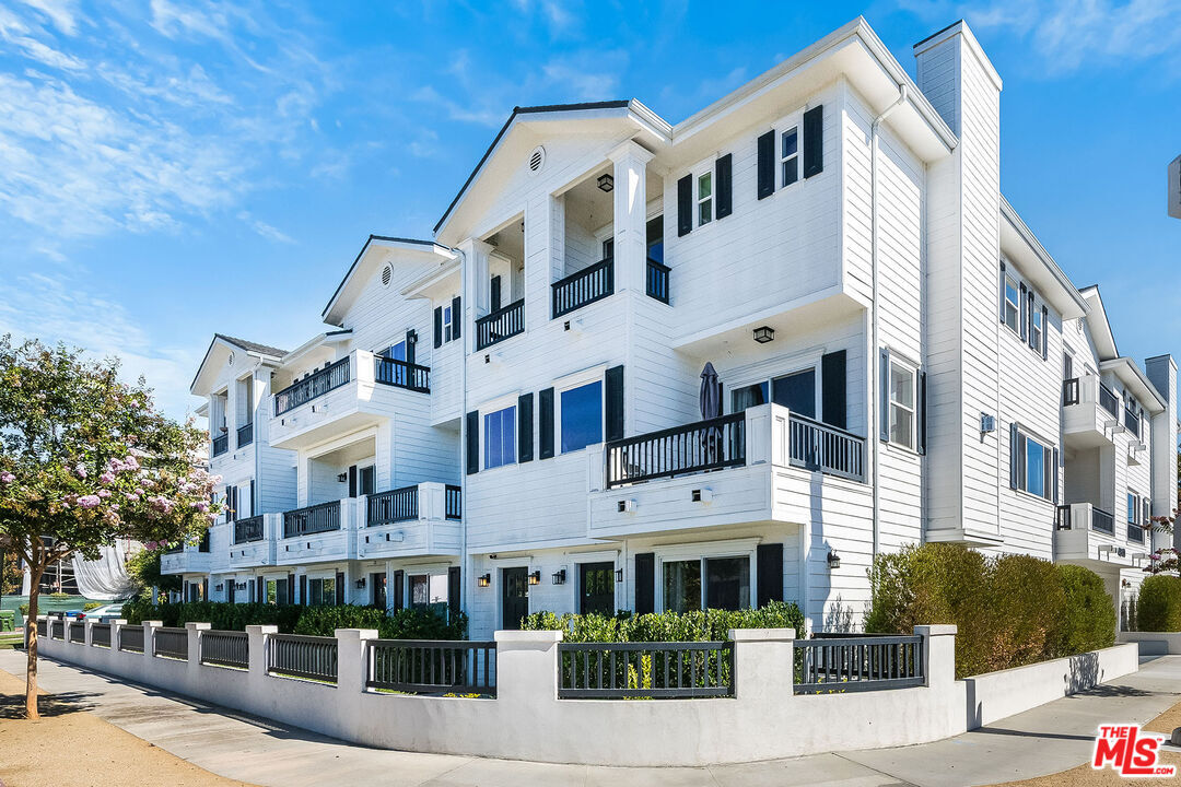 Property Photo:  4840 Cleon Ave  CA 91601 